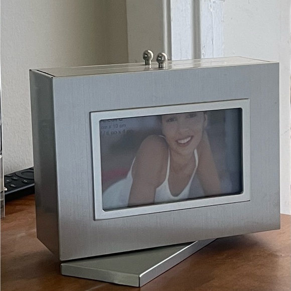 💫Urban Outfitters💫 Swivel Pictureframe - Picture 1 of 4